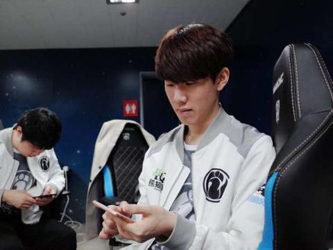 赛后群访AKi：今天队伍发挥的不是特别好吧，因为过程太坎坷了