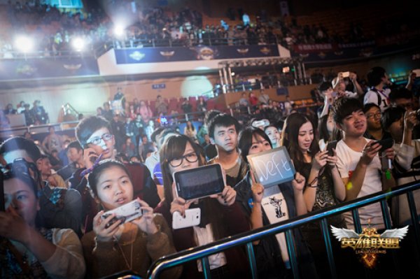 一起打开香槟吧！ Jee 的狙击手三杀白色菜单，突破B点， TyLoo 战胜NAVI赢得第一张地图