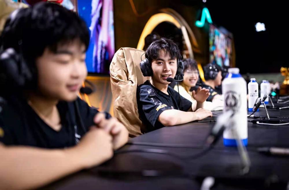 RNG赛后群访 下路选手LP：我想要和队友们一起打造一支全新的RNG